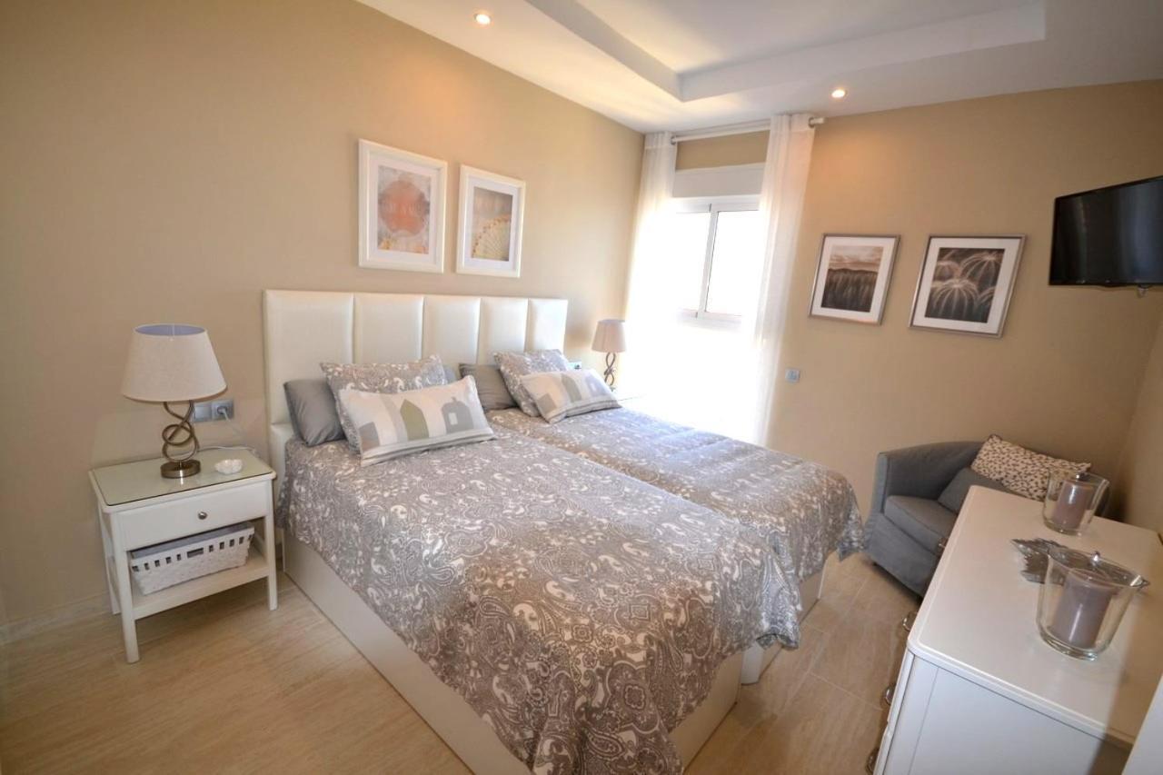 Fuengirola. Bonito Apartamento En Paseo Maritimo. Espectaculares Vistas Al Mar. Primera Linea Exterior foto